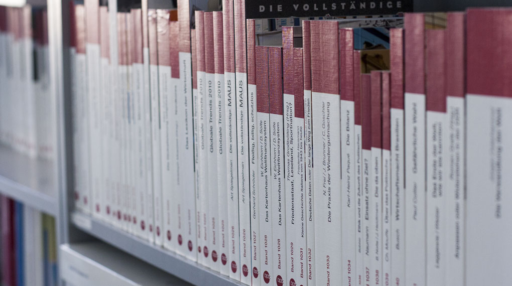 Bild von Schriftenreihe-Bänden im Regal stehend fotografiert